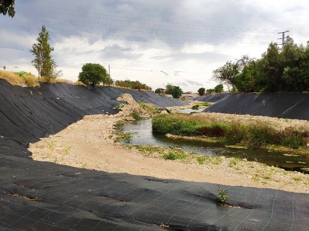 El mismo tramo del río Girona después de la restauración, con las lonas geotextiles colocadas