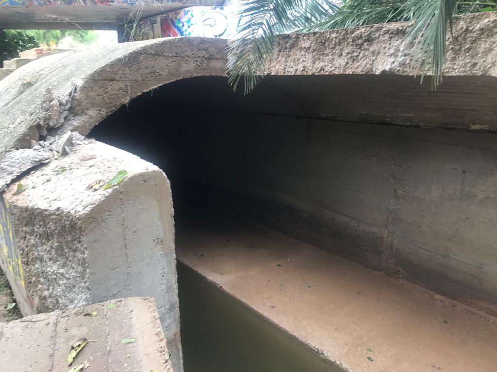 Otra fotografía donde se observa la infraestructura rota