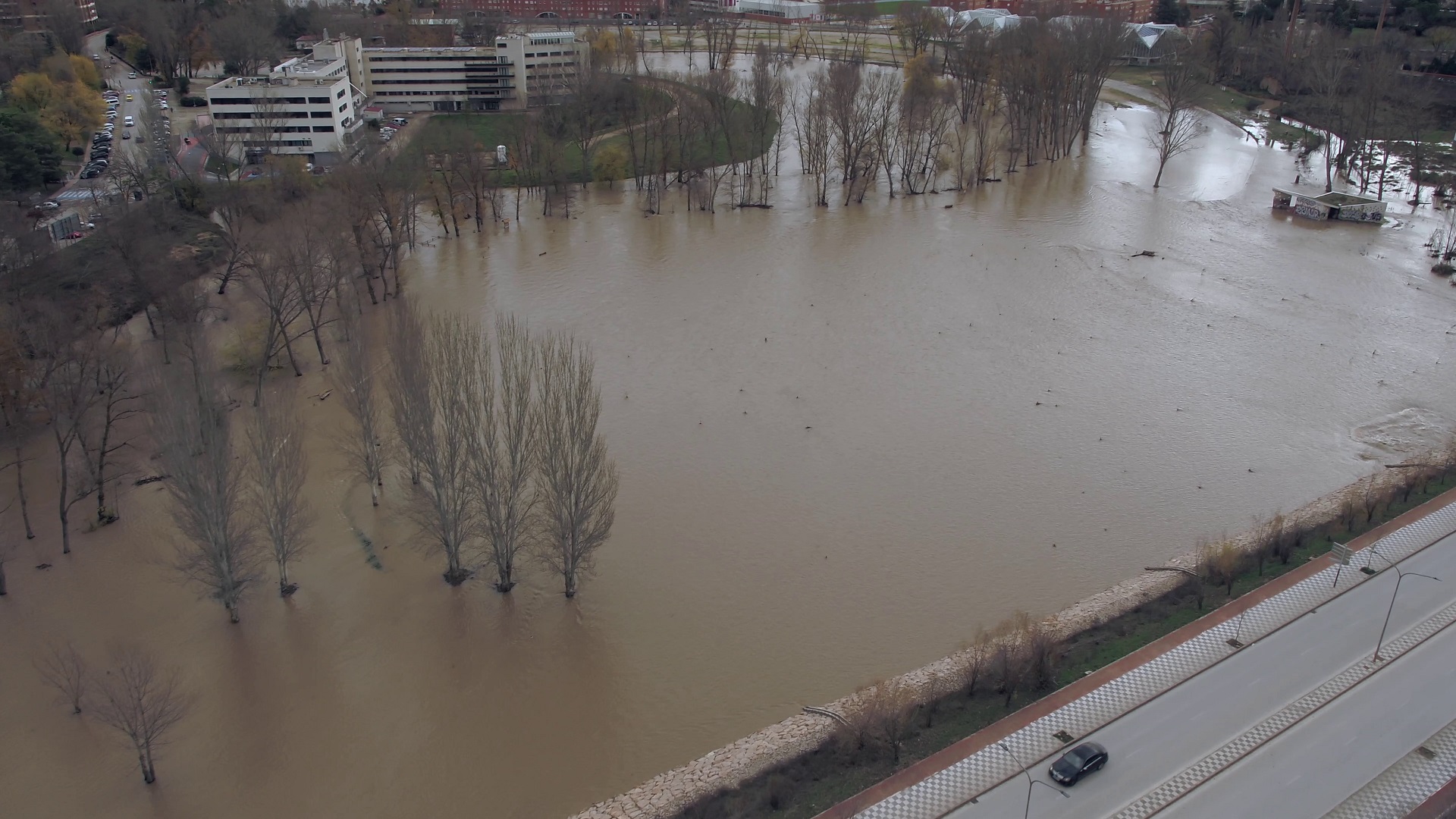 Vista de dron en la confluencia de los ríos Júcar y Moscas. Al fondo, el complejo hospitalario