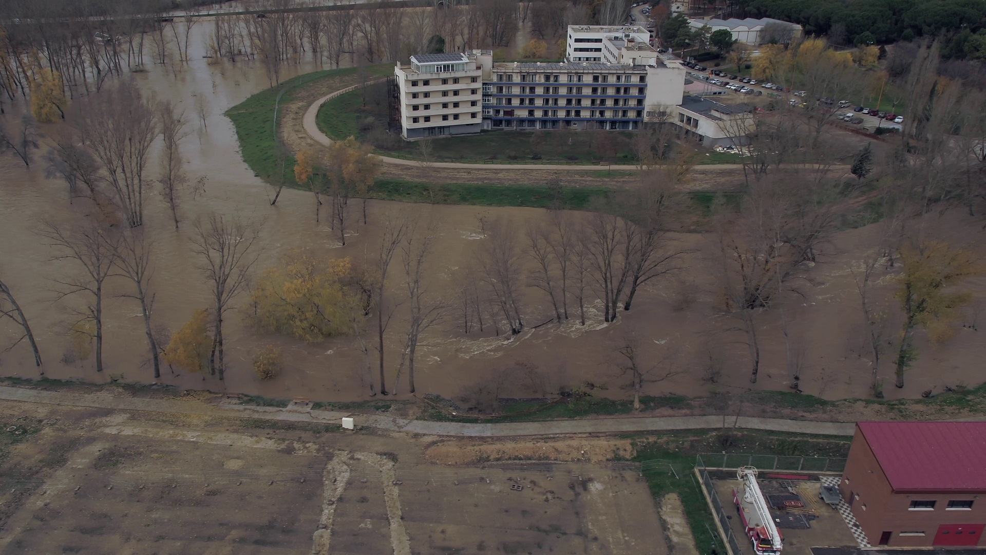 Vista de dron del hospital y residencia geriátrica, al fondo. Frente a ellos, en la otra orilla, el parque de bomberos 